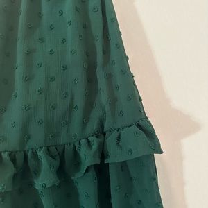 A green dress with tone, tone, dots, sleeveless.
